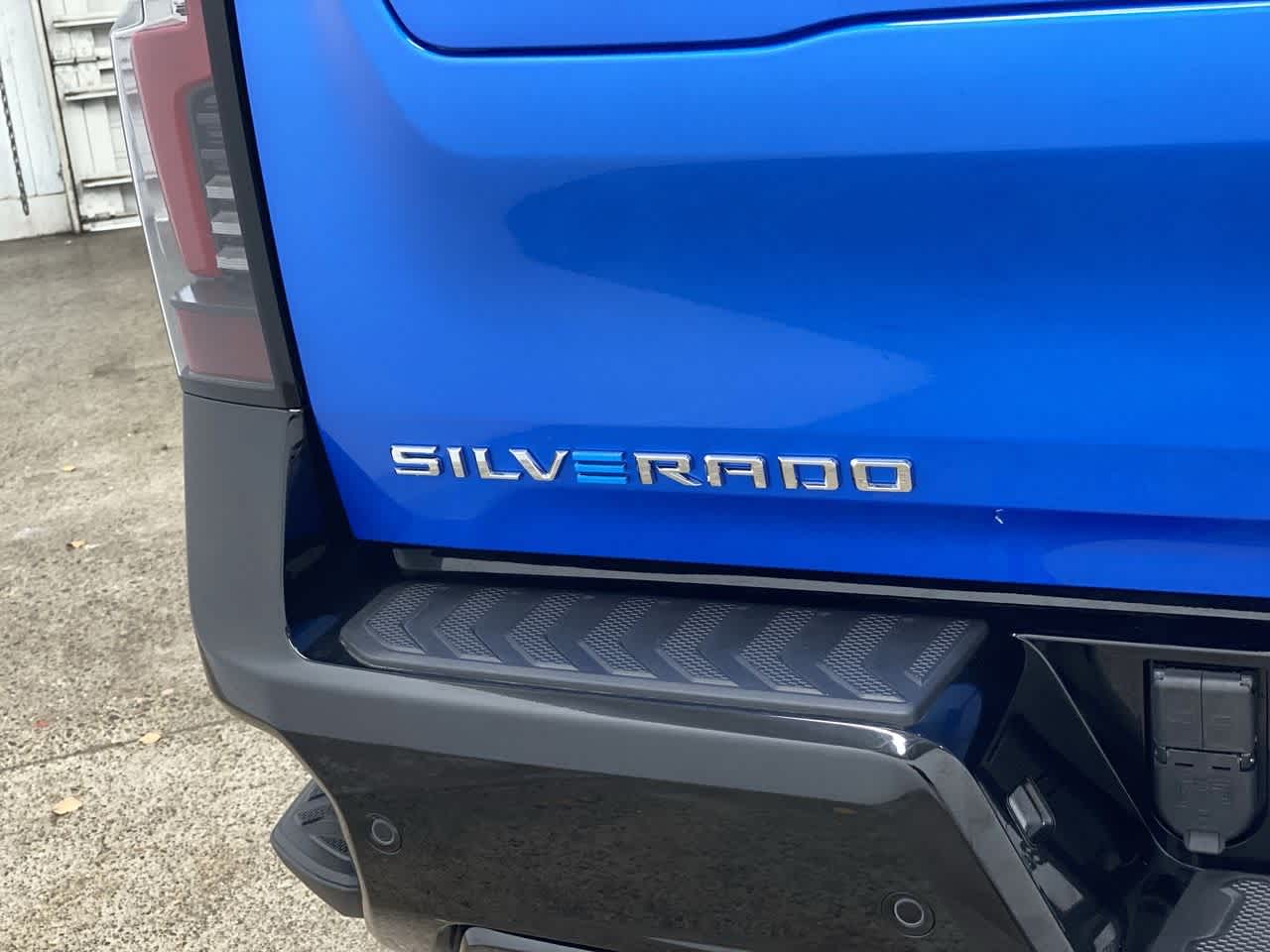 Thumbnail: 2025 Chevrolet Silverado EV - 10