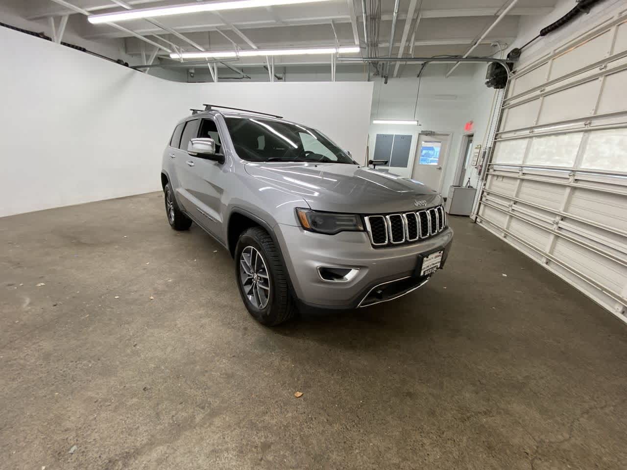 Thumbnail: 2017 Jeep Grand Cherokee - 8