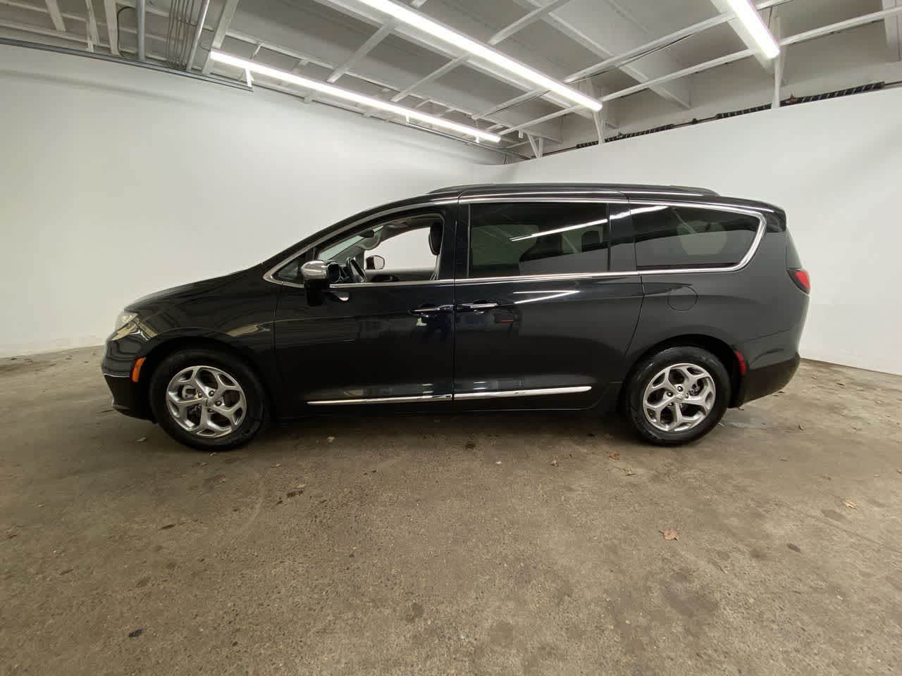 Thumbnail: 2023 Chrysler Pacifica - 3