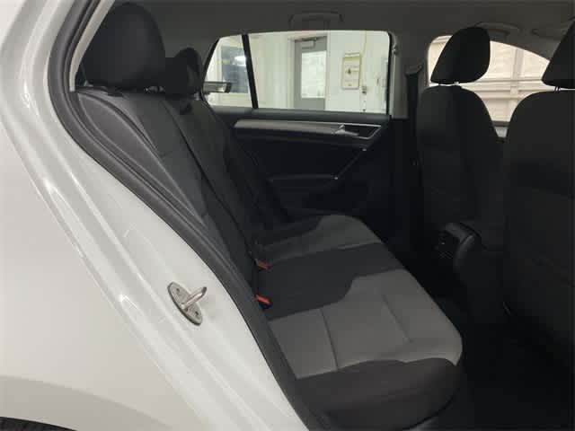 2016 Volkswagen e-Golf SE 18