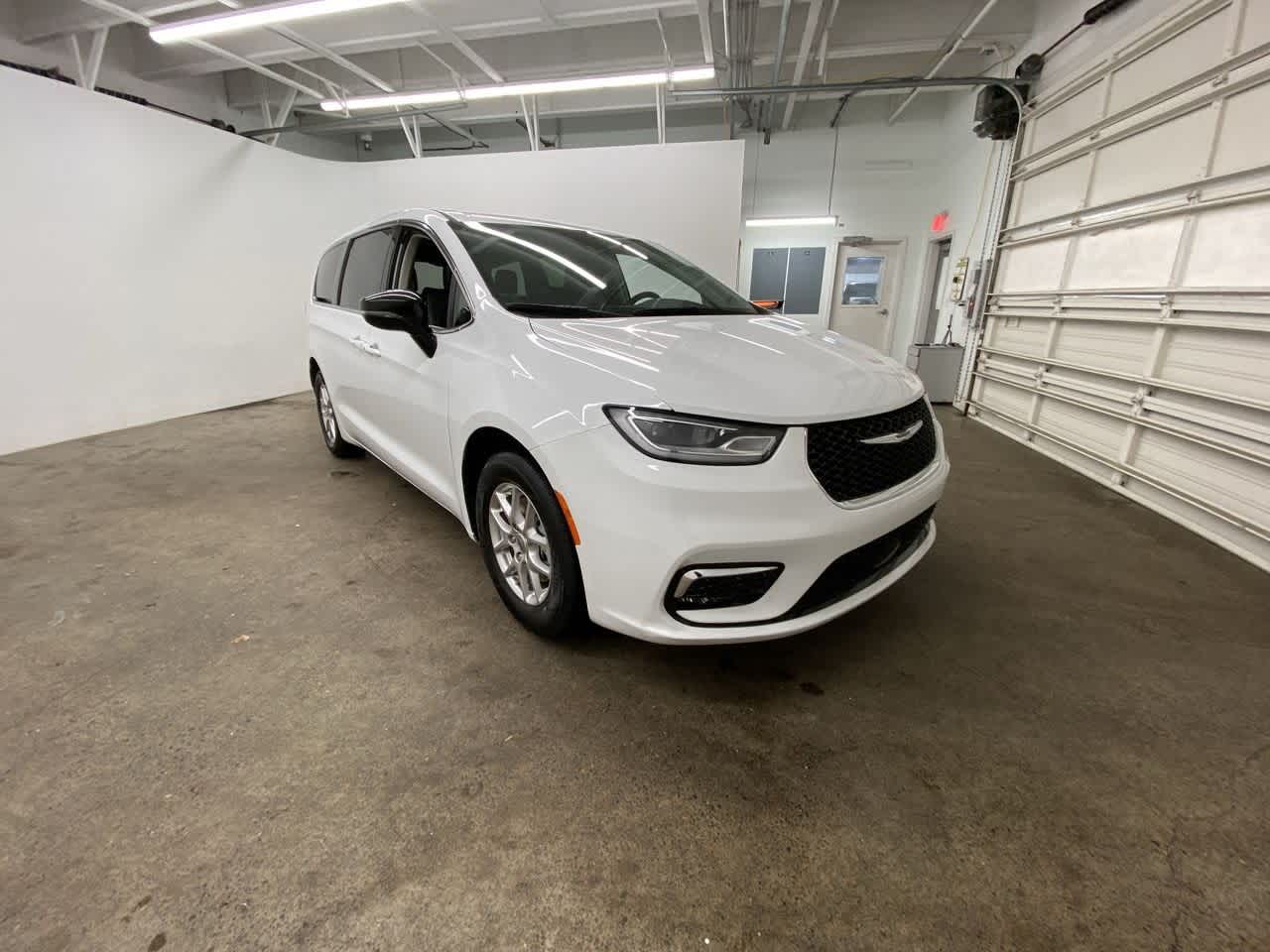 Thumbnail: 2024 Chrysler Pacifica - 8