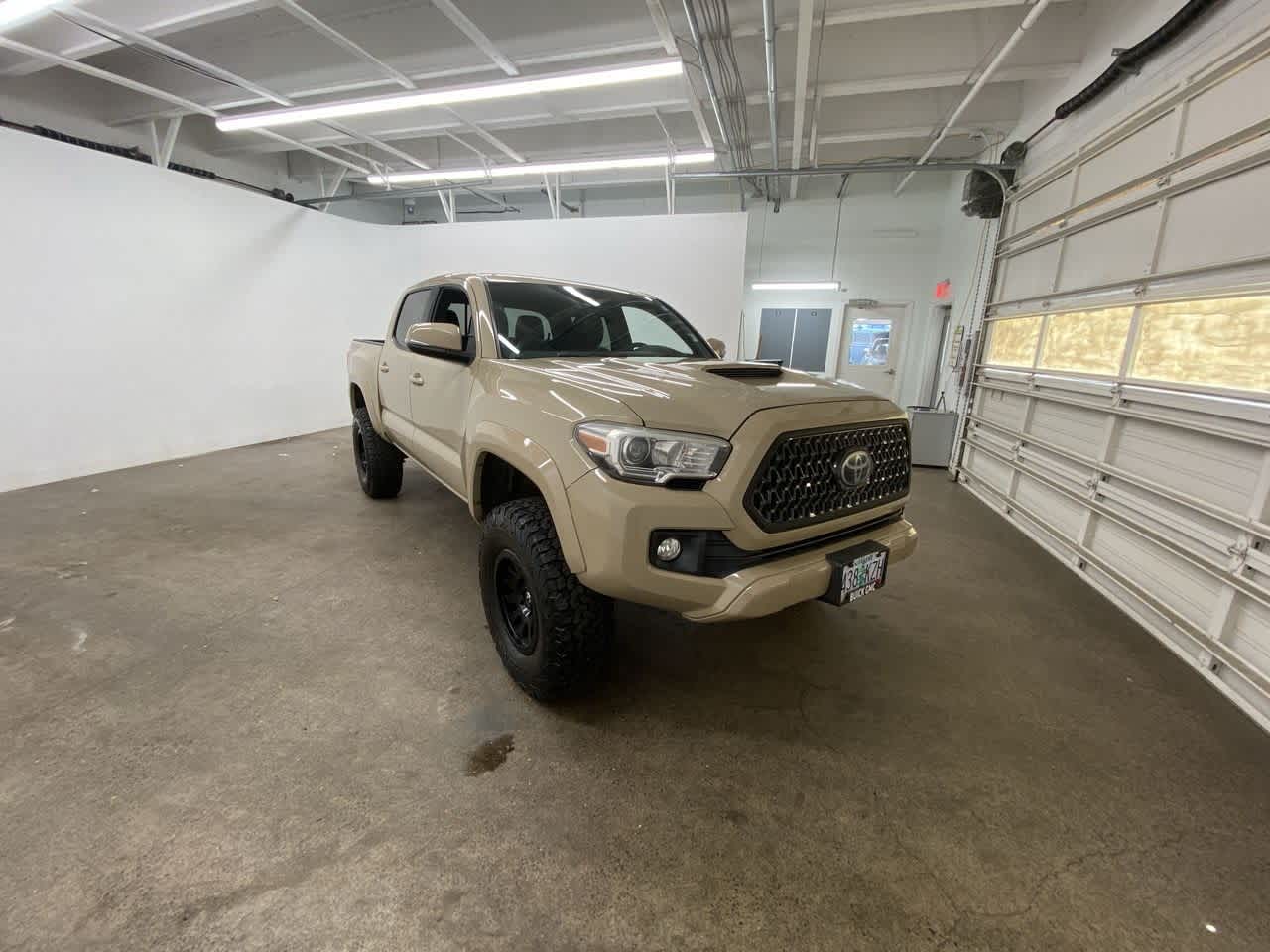 Thumbnail: 2018 Toyota Tacoma - 8