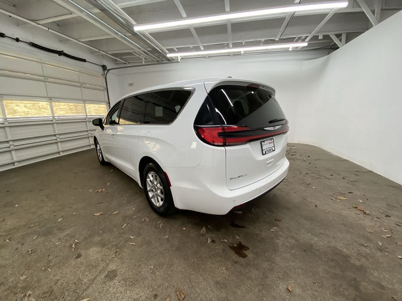 Thumbnail: 2023 Chrysler Pacifica - 4