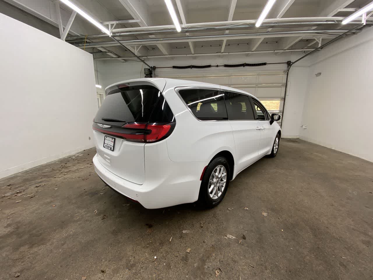 Thumbnail: 2023 Chrysler Pacifica - 6