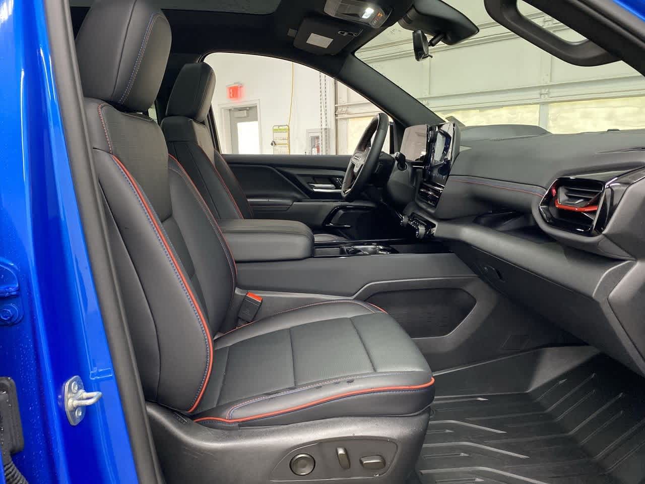 Thumbnail: 2025 Chevrolet Silverado EV - 19