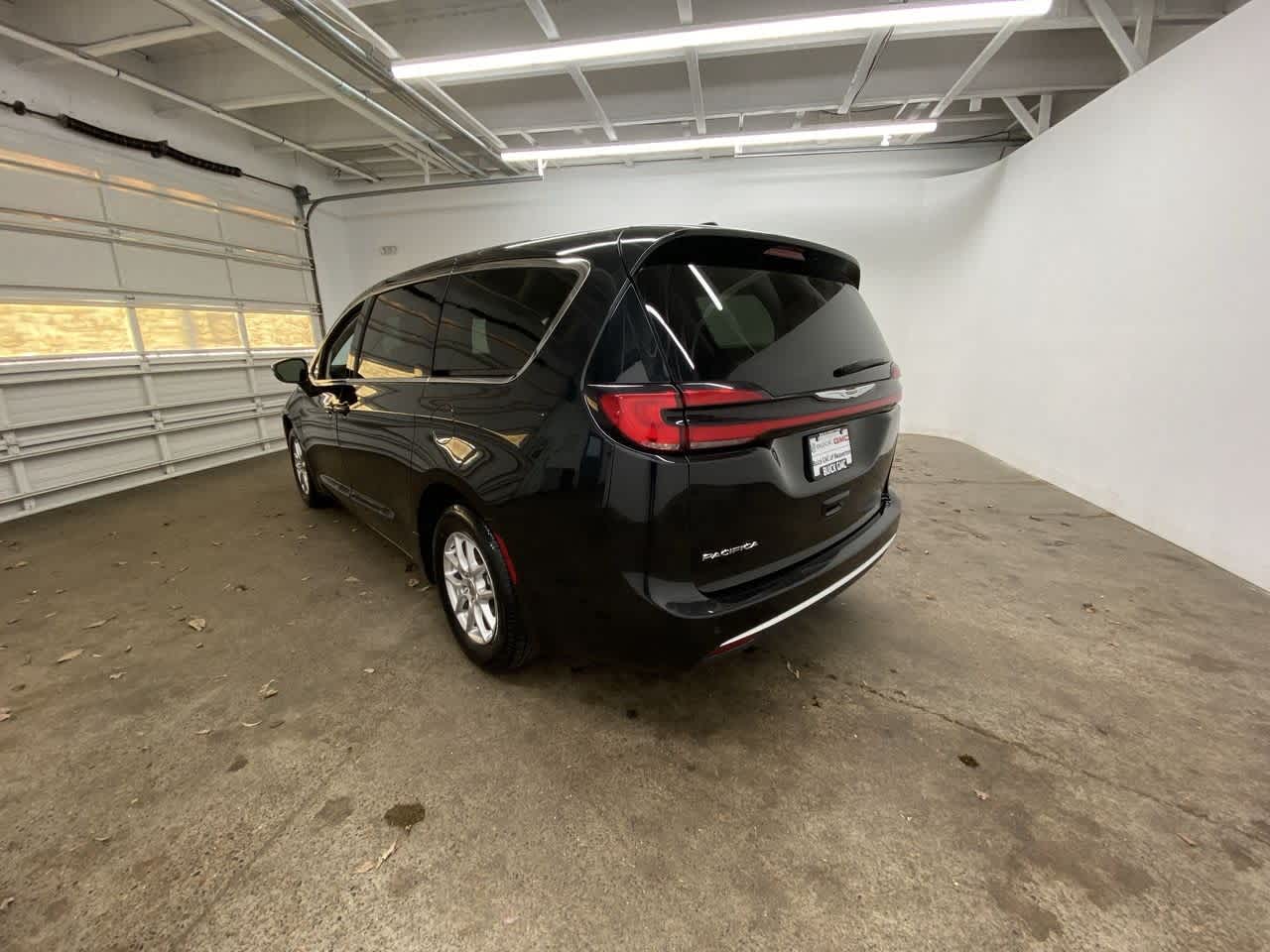 Thumbnail: 2023 Chrysler Pacifica - 4