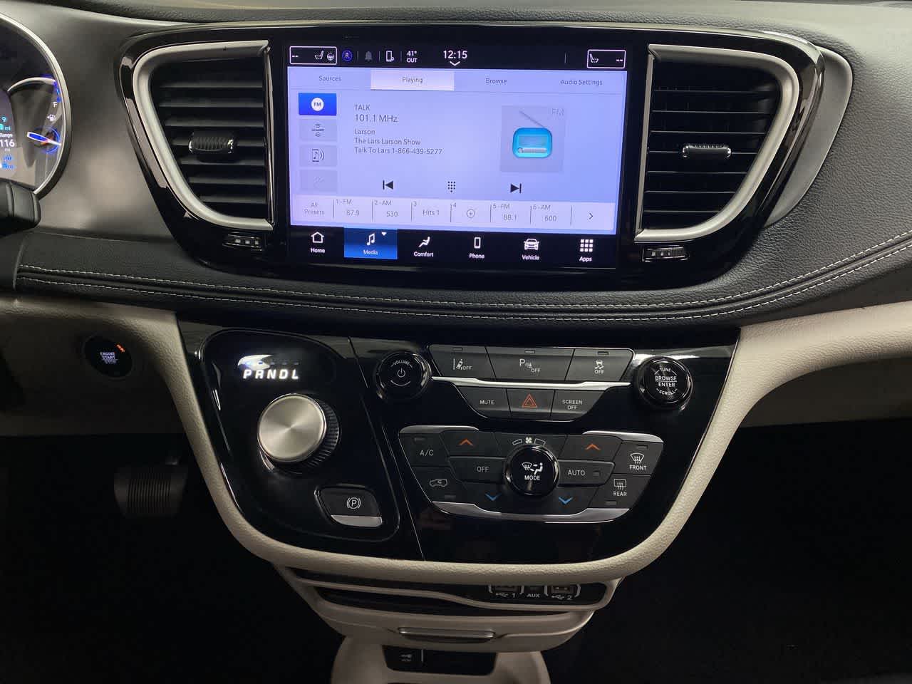 Thumbnail: 2023 Chrysler Pacifica - 25