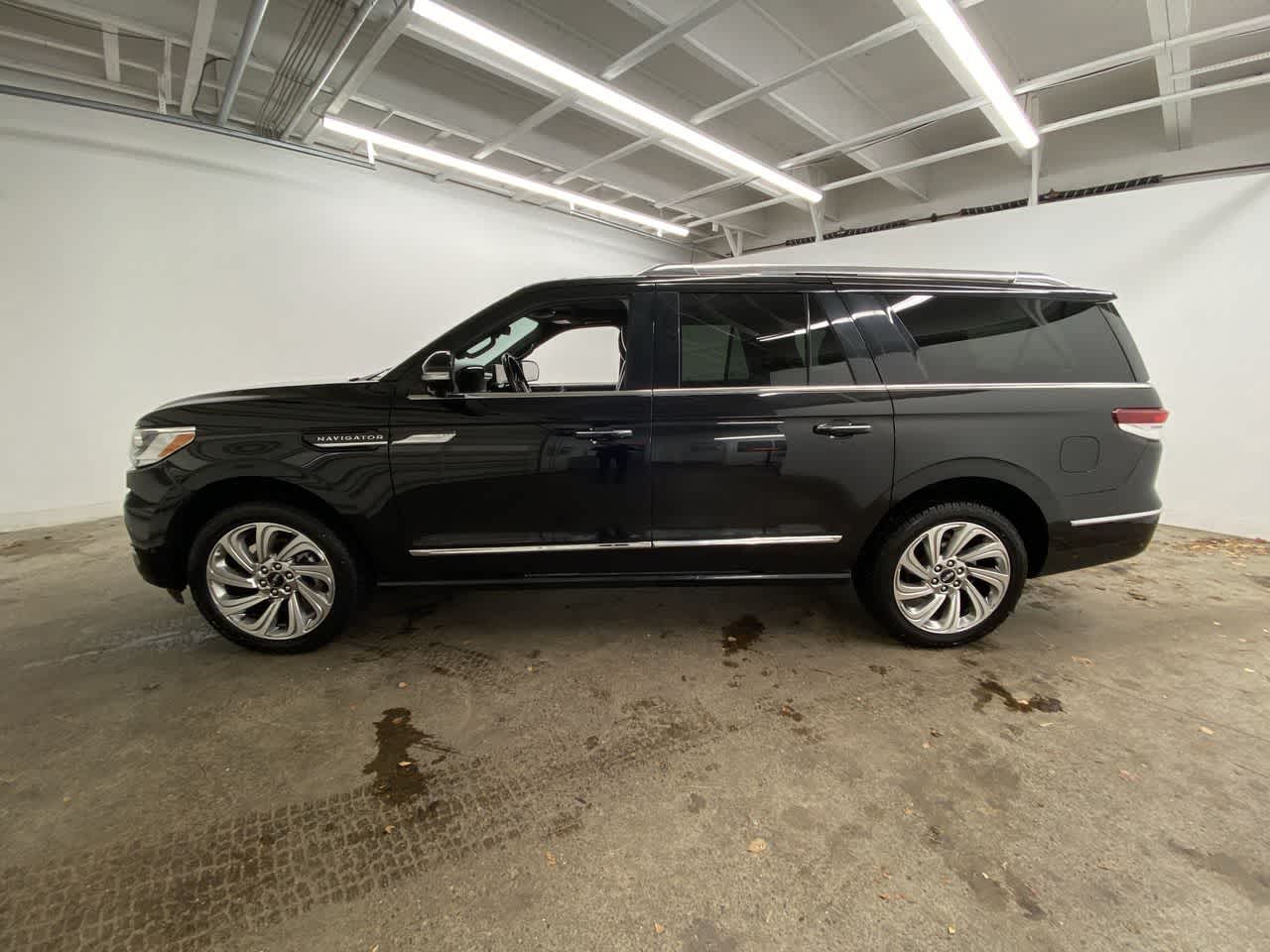 Thumbnail: 2024 Lincoln Navigator L - 3