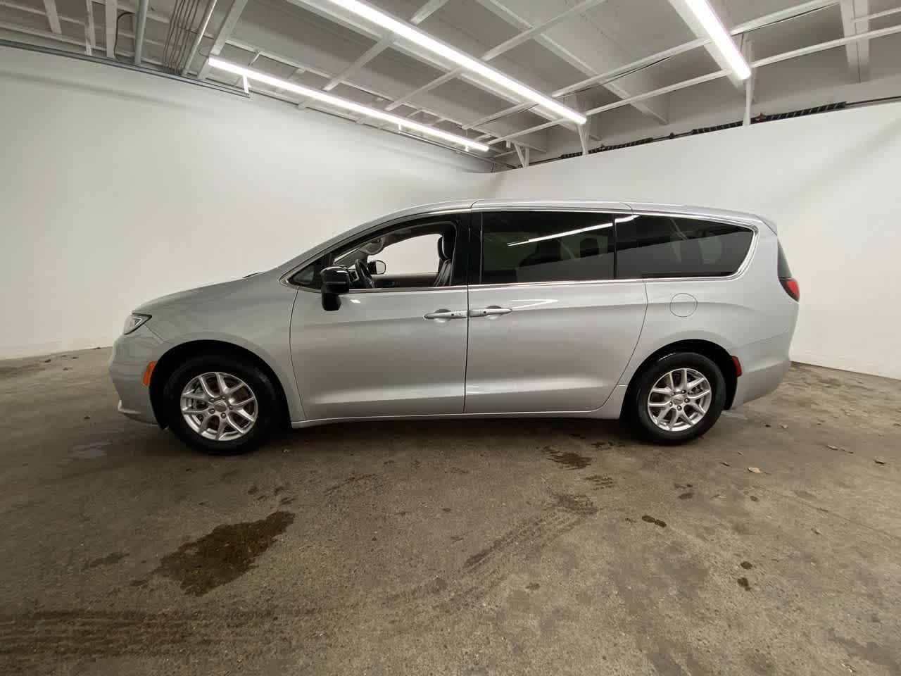 Thumbnail: 2024 Chrysler Pacifica - 3