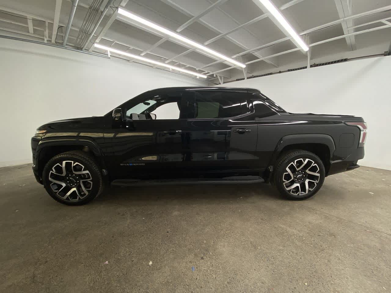 Thumbnail: 2024 Chevrolet Silverado EV - 3