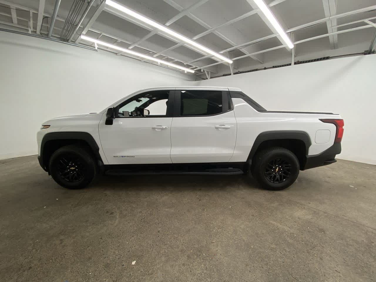 Thumbnail: 2024 Chevrolet Silverado EV - 3