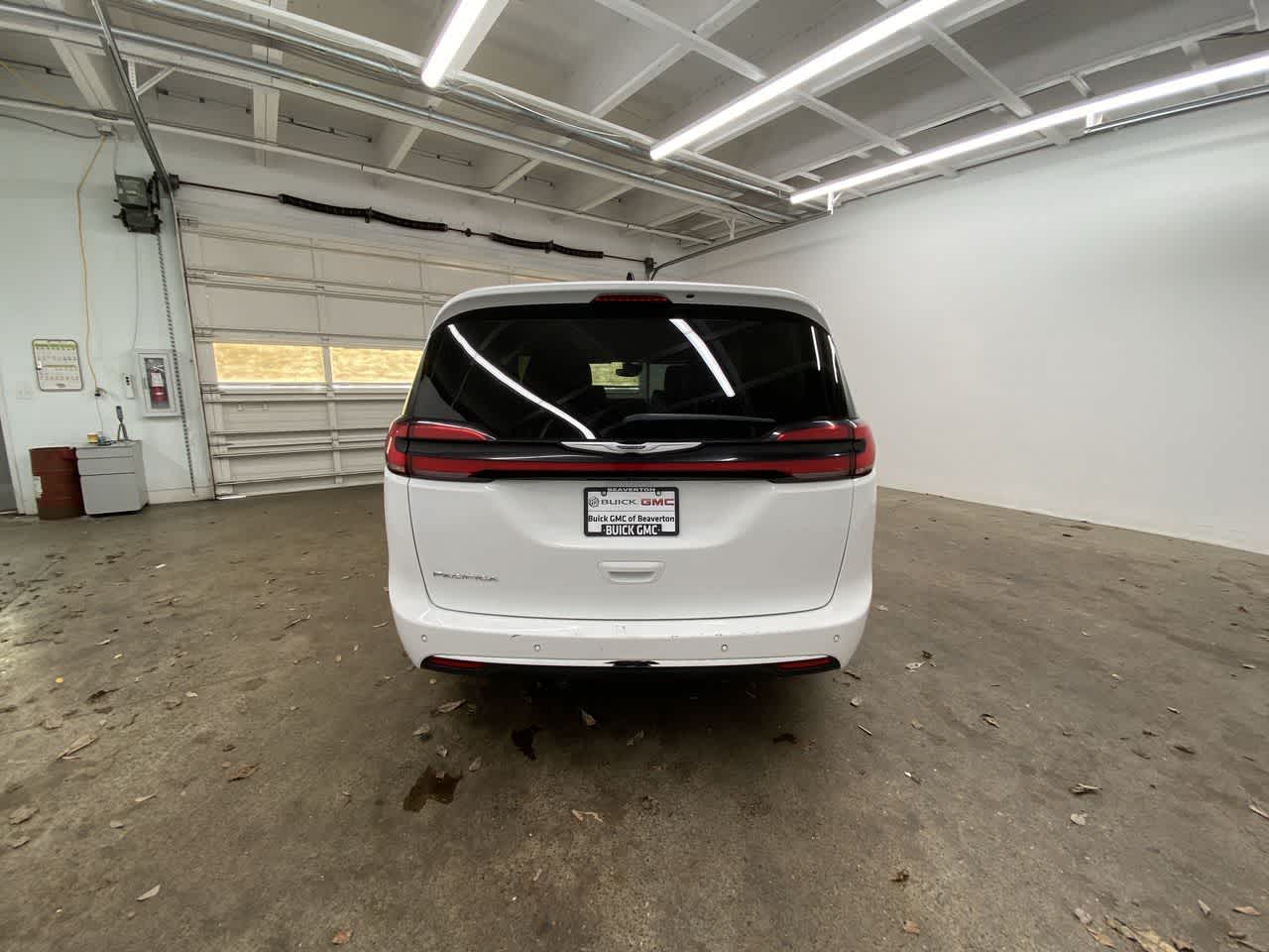 Thumbnail: 2023 Chrysler Pacifica - 5