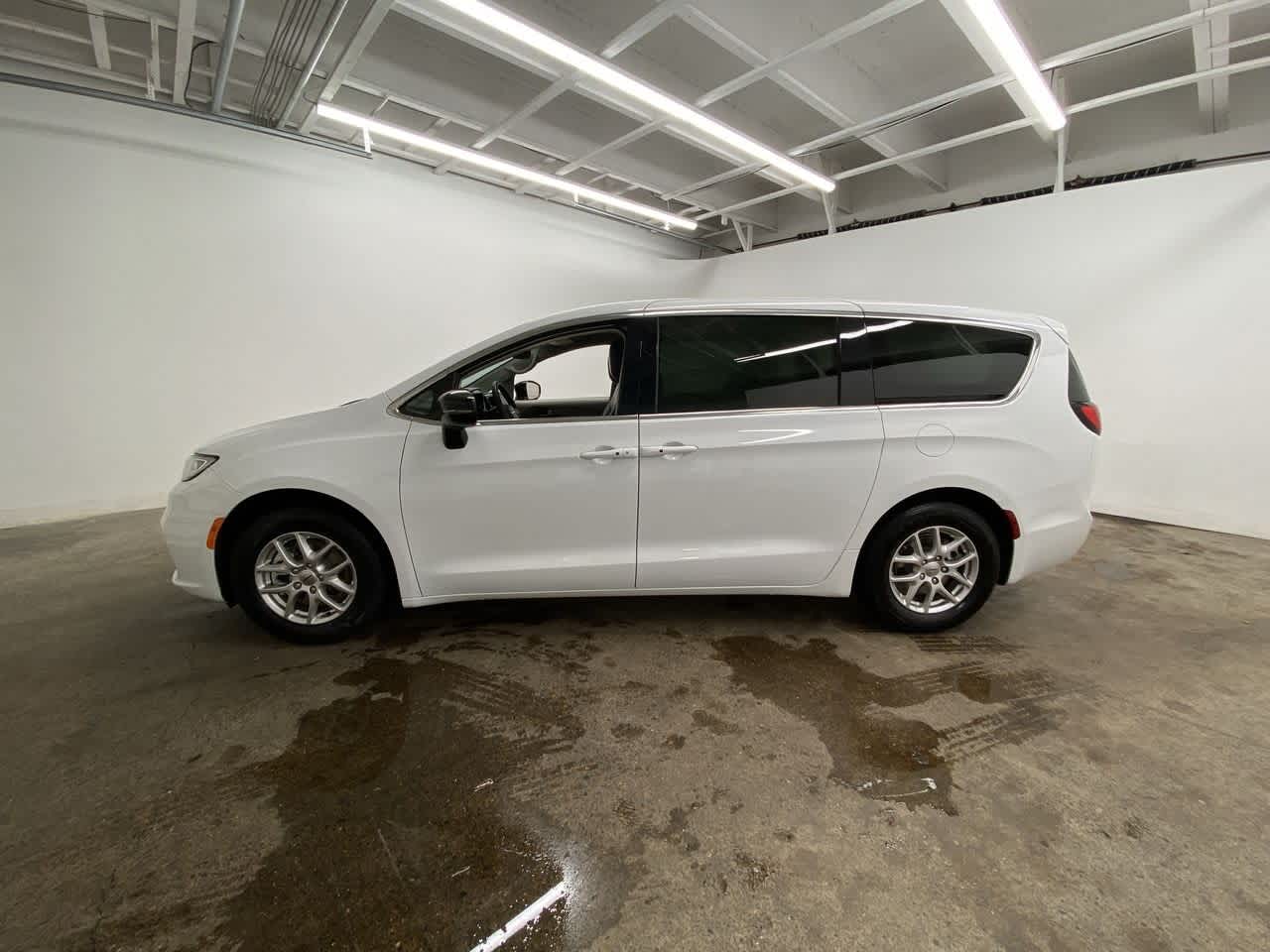 Thumbnail: 2024 Chrysler Pacifica - 3