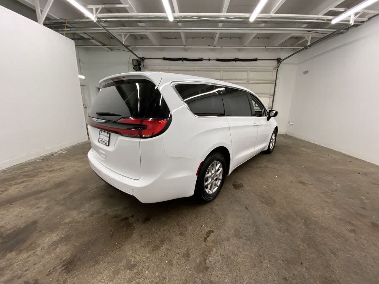 Thumbnail: 2024 Chrysler Pacifica - 6