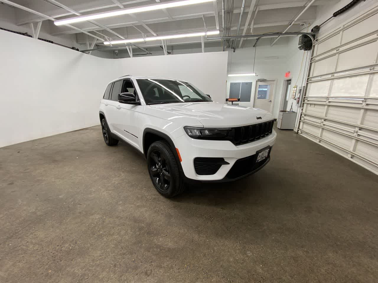 Thumbnail: 2025 Jeep Grand Cherokee - 8