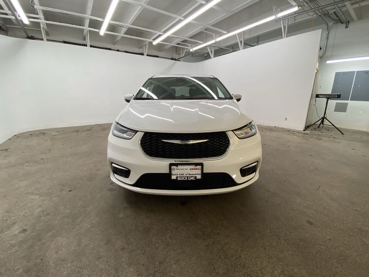 Thumbnail: 2023 Chrysler Pacifica - 9