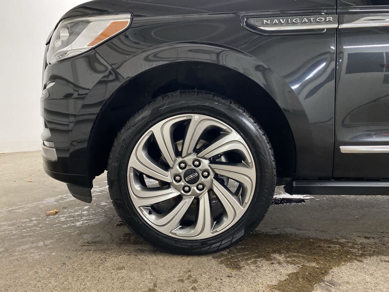 Thumbnail: 2023 Lincoln Navigator L - 10
