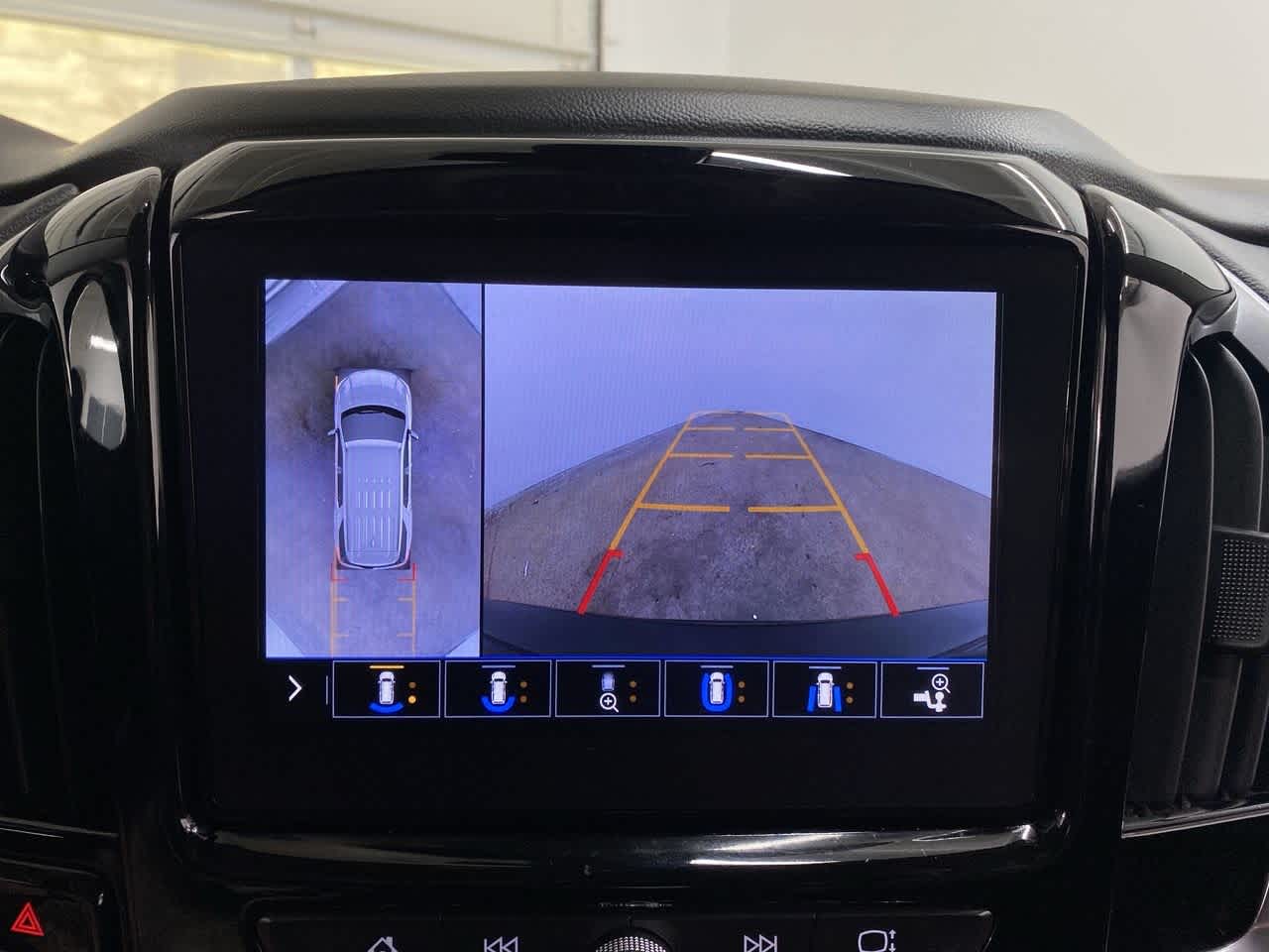 Thumbnail: 2020 Chevrolet Traverse - 27