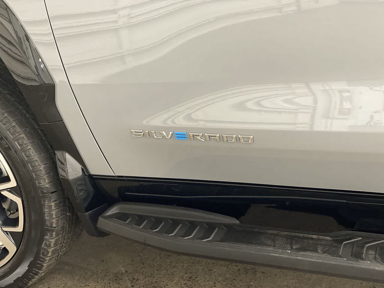 Thumbnail: 2025 Chevrolet Silverado EV - 10