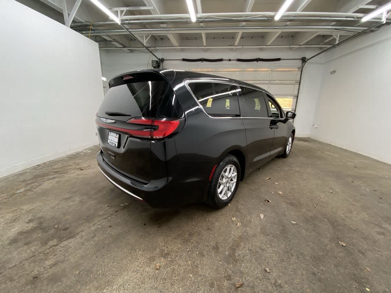 Thumbnail: 2023 Chrysler Pacifica - 6