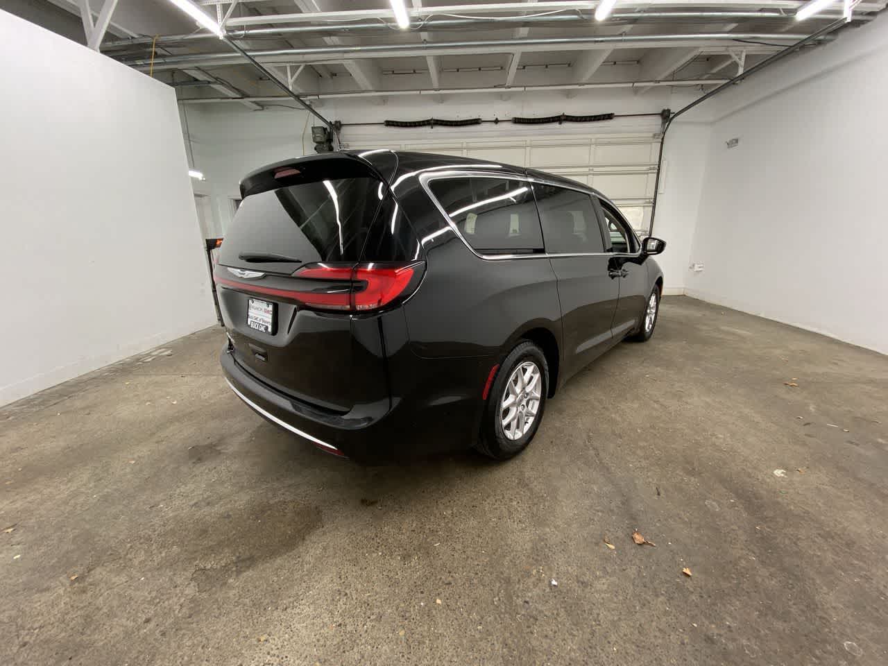Thumbnail: 2024 Chrysler Pacifica - 6