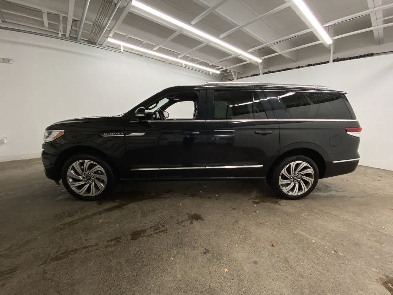 Thumbnail: 2023 Lincoln Navigator L - 3