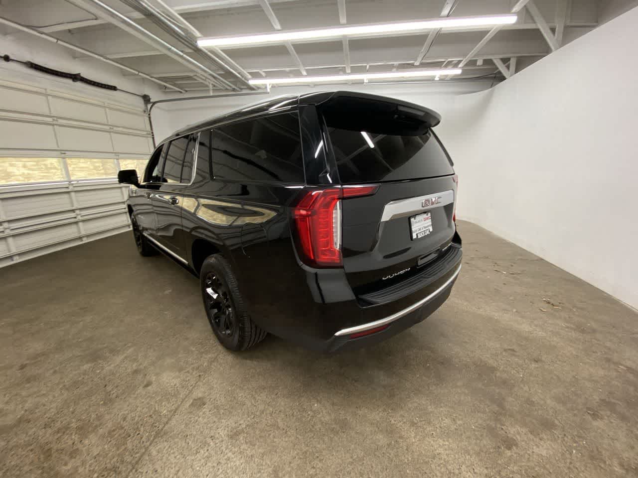 Thumbnail: 2023 GMC Yukon XL - 4