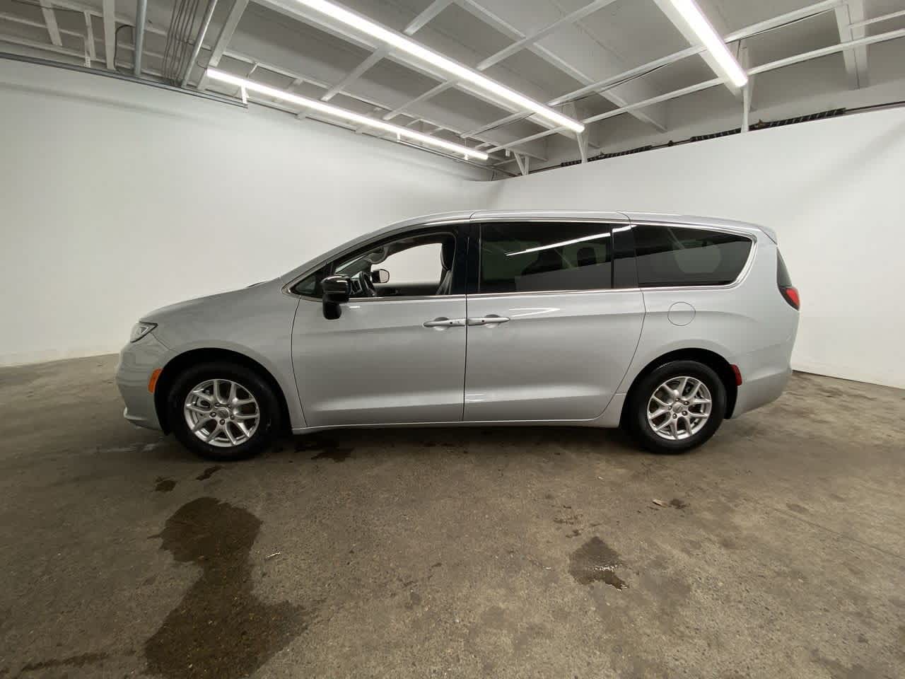 Thumbnail: 2024 Chrysler Pacifica - 3