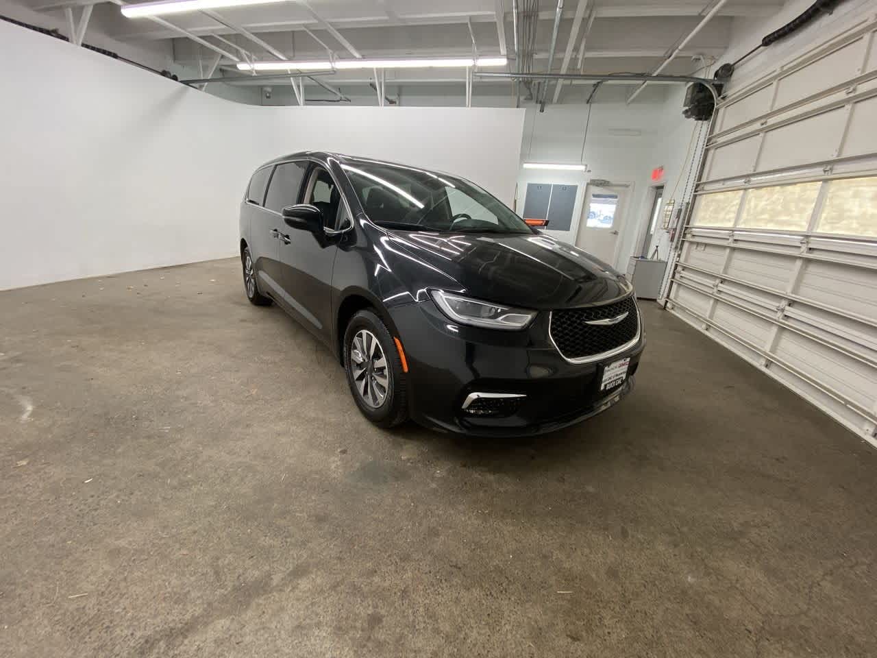 Thumbnail: 2024 Chrysler Pacifica - 8
