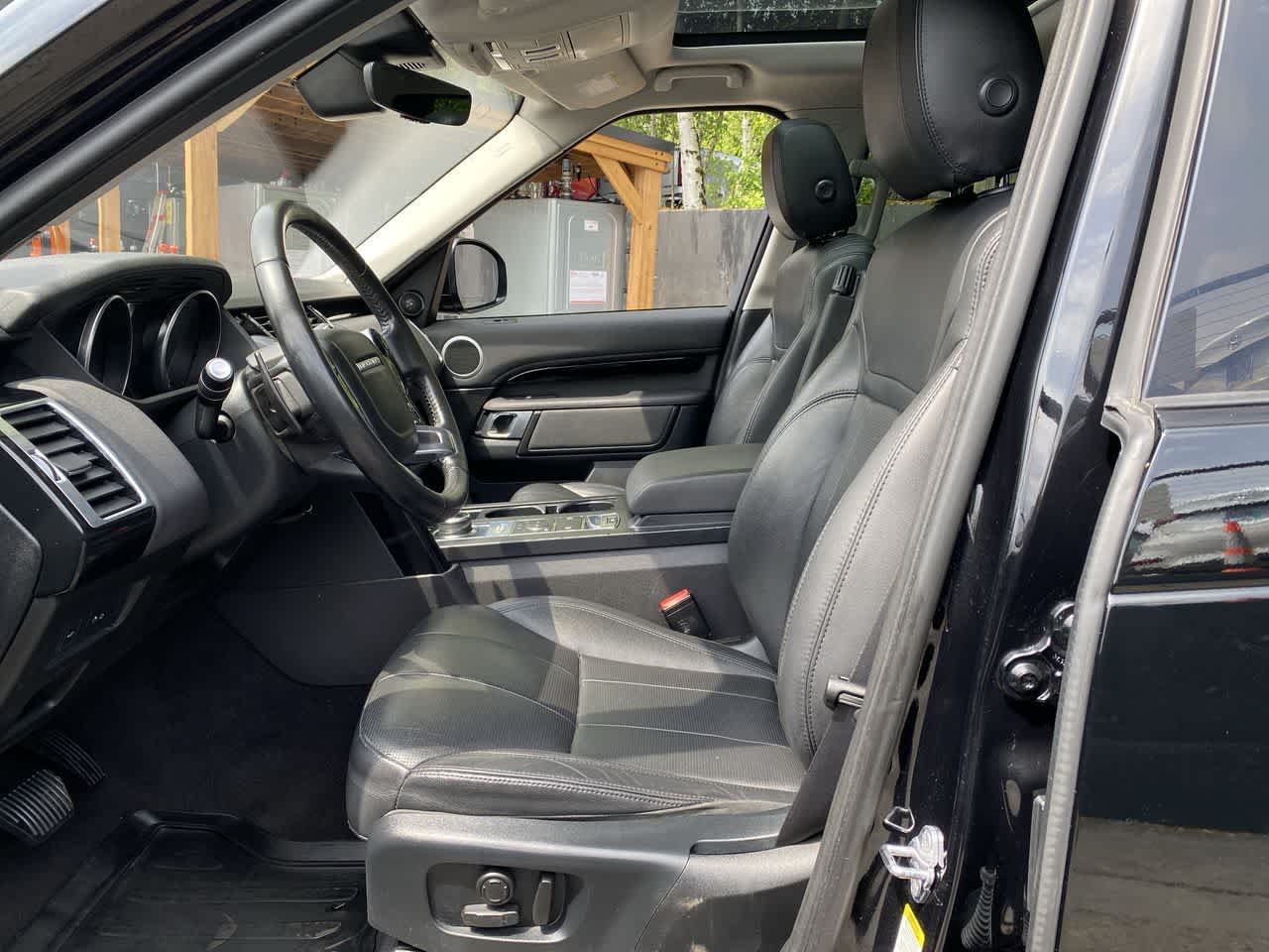 Thumbnail: 2019 Land Rover Discovery - 14