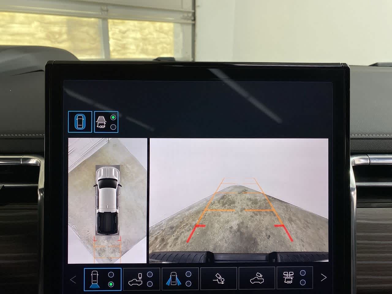 Thumbnail: 2025 GMC Sierra EV - 24