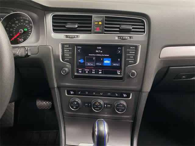 2016 Volkswagen e-Golf SE 23