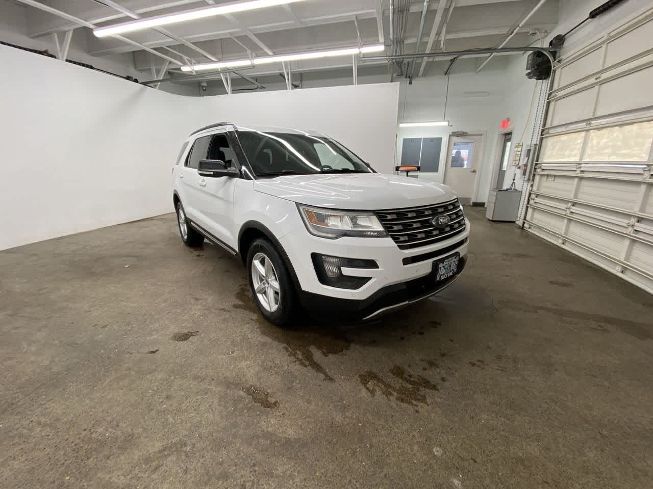 Thumbnail: 2016 Ford Explorer - 8