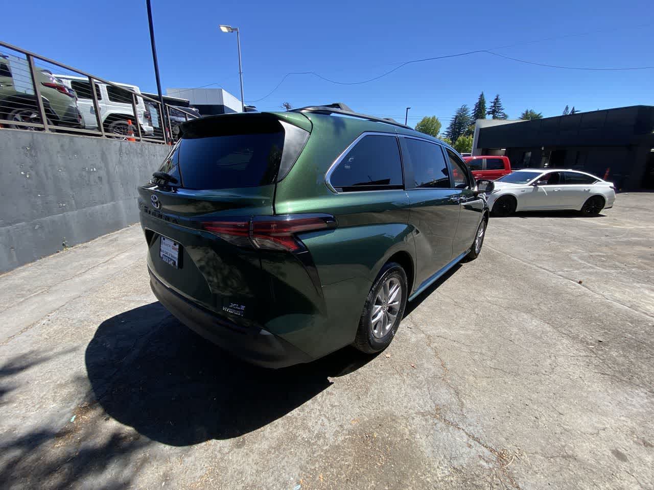 Thumbnail: 2022 Toyota Sienna - 6