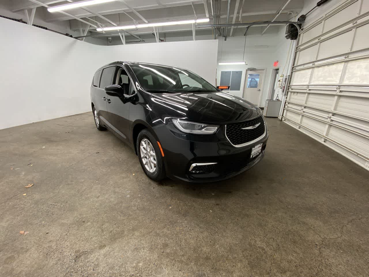 Thumbnail: 2024 Chrysler Pacifica - 8
