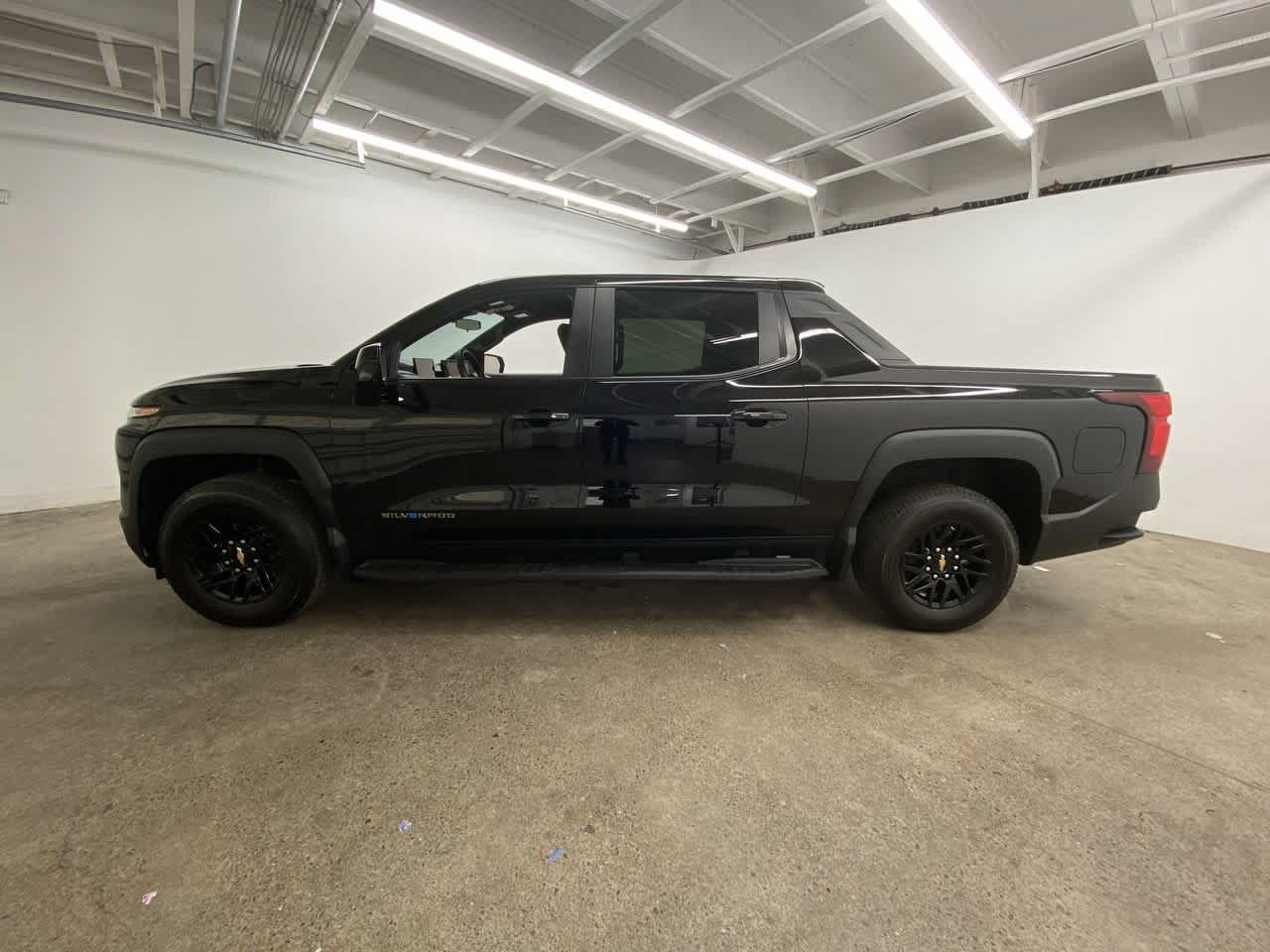 Thumbnail: 2024 Chevrolet Silverado EV - 3