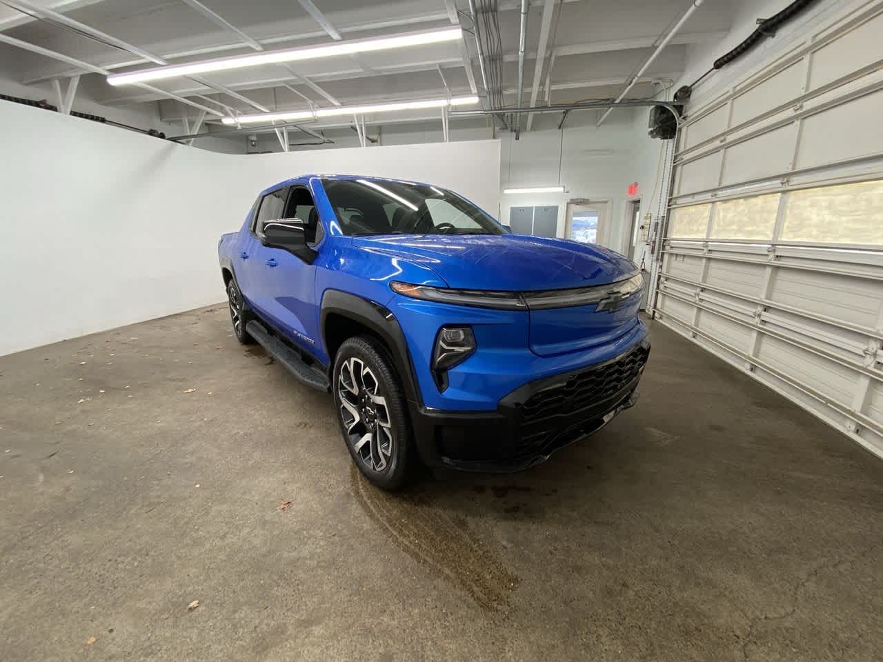 Thumbnail: 2025 Chevrolet Silverado EV - 8