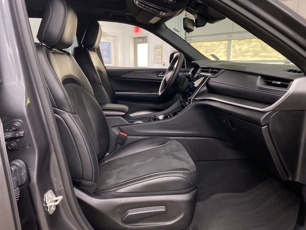 Thumbnail: 2023 Jeep Grand Cherokee - 18