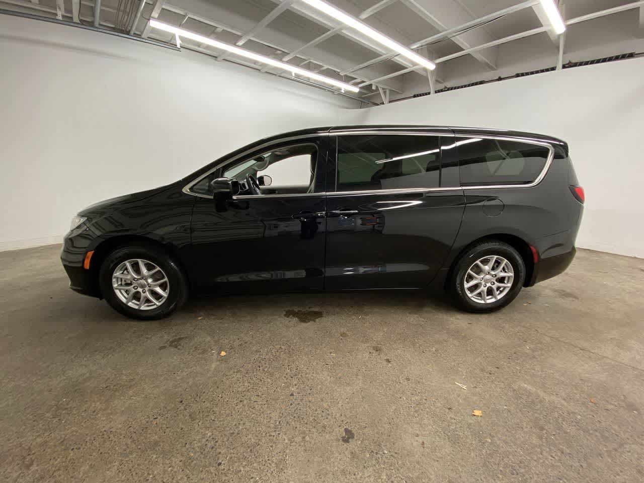 Thumbnail: 2024 Chrysler Pacifica - 3