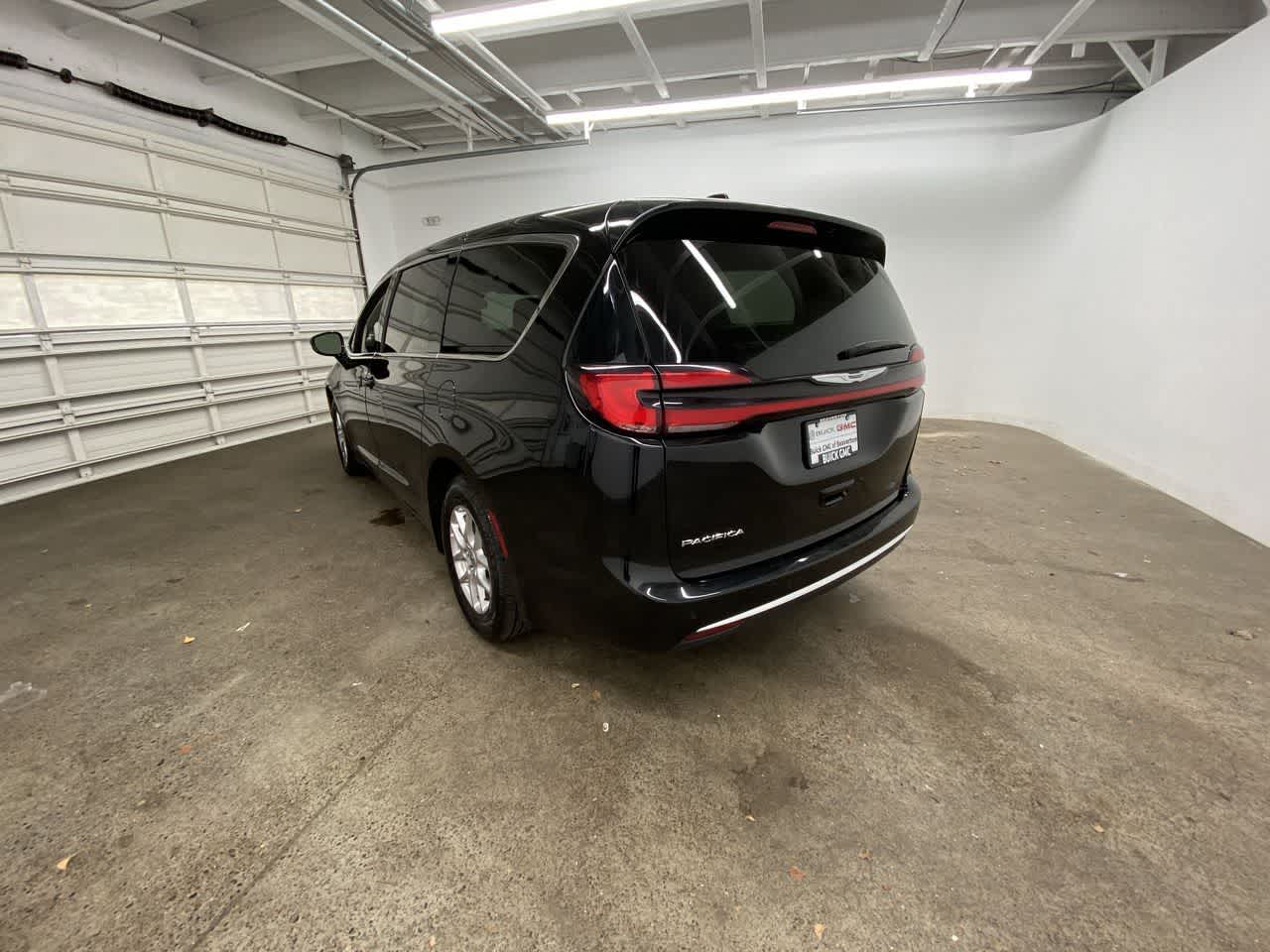 Thumbnail: 2024 Chrysler Pacifica - 4