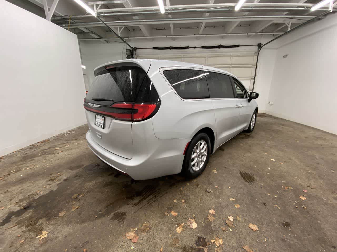 Thumbnail: 2024 Chrysler Pacifica - 6