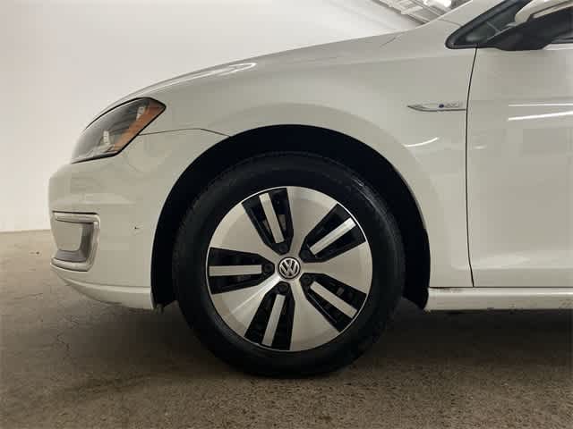 2016 Volkswagen e-Golf SE 11
