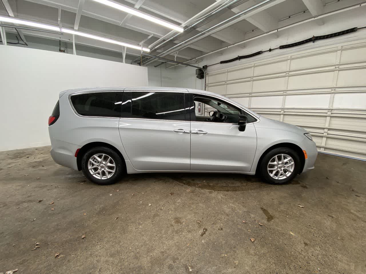 Thumbnail: 2024 Chrysler Pacifica - 7