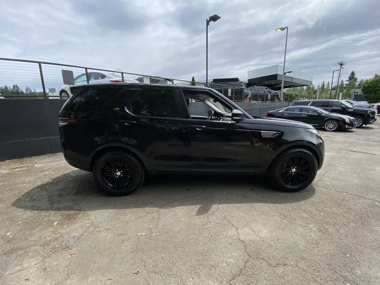 Thumbnail: 2019 Land Rover Discovery - 7