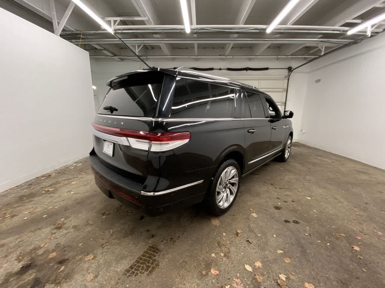 Thumbnail: 2024 Lincoln Navigator L - 6