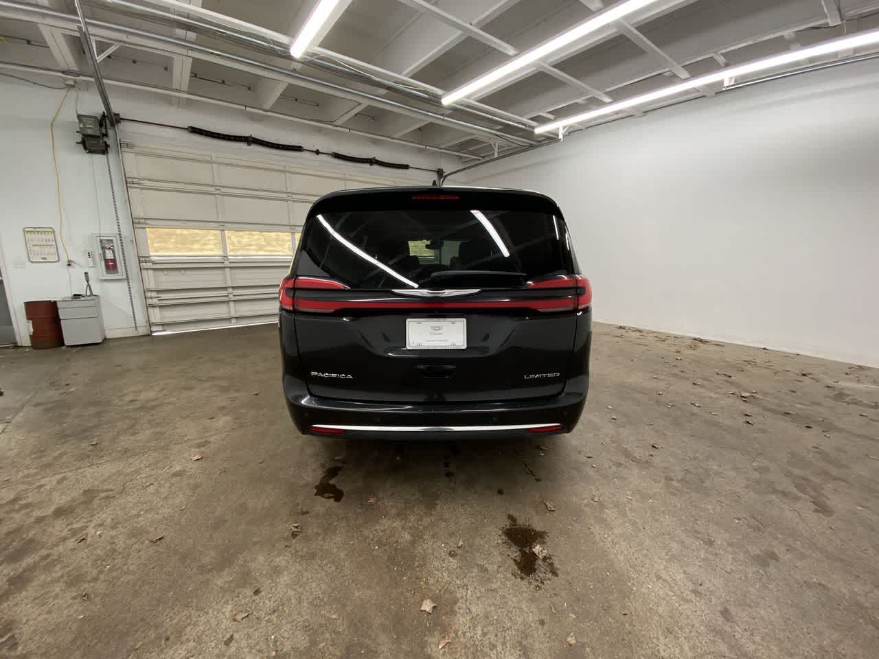 Thumbnail: 2023 Chrysler Pacifica - 5