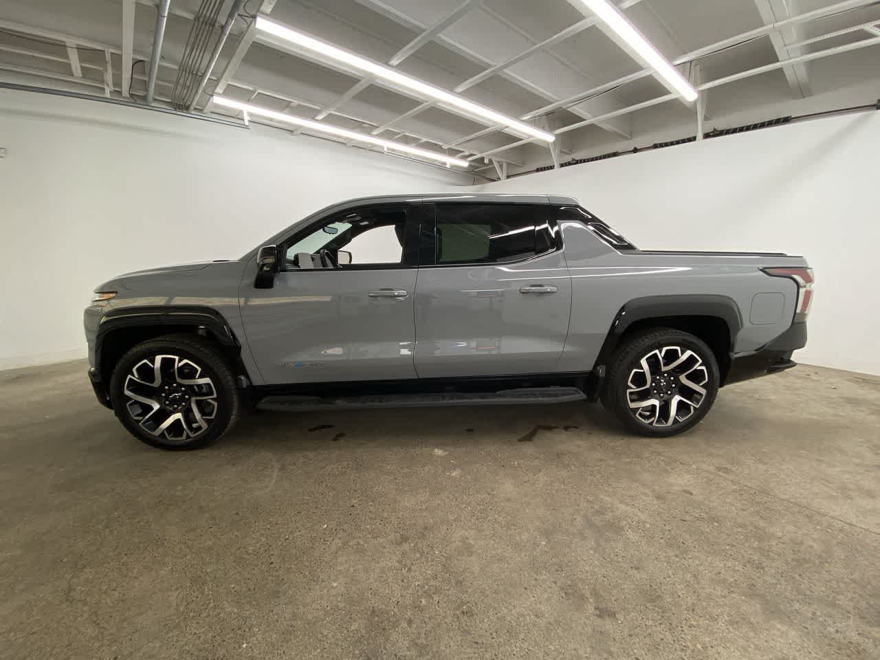 Thumbnail: 2025 Chevrolet Silverado EV - 3