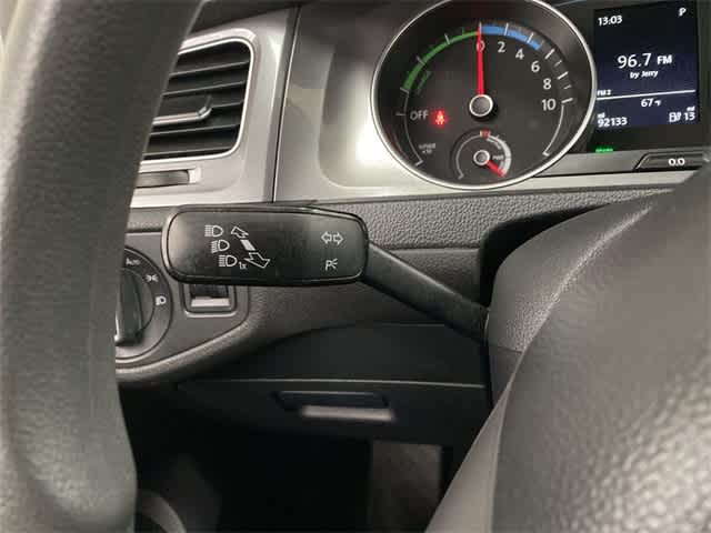 2016 Volkswagen e-Golf SE 22