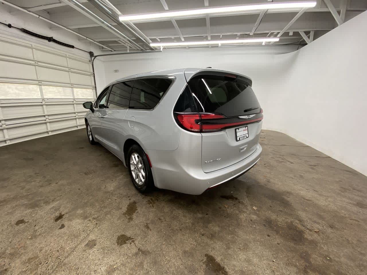 Thumbnail: 2024 Chrysler Pacifica - 4