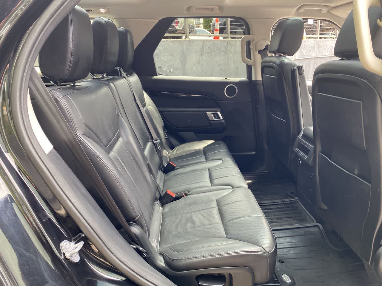Thumbnail: 2019 Land Rover Discovery - 18